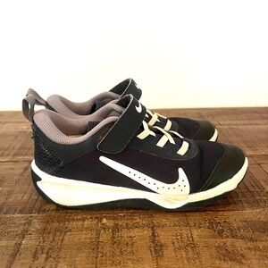 Nike navy blue sneakers size 2 (little kids)